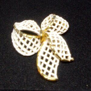 Vintage Monet Stamped Ribbon Lattice Work Brooch Pin